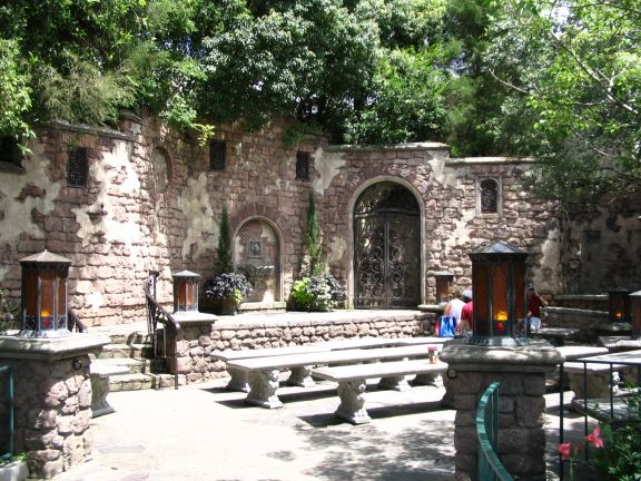 An interesting little garden amphitheater. We didn't manage to catch a show there, howeverwe passed it several times and took a liking to the stonework and lanterns.