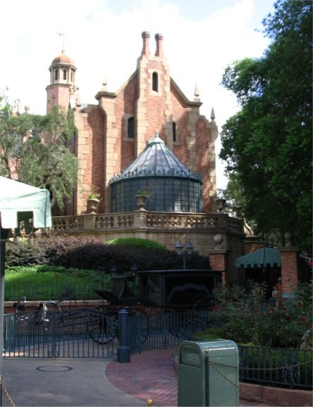 Of course, early in the day, we had to take a trip over to one of my favorites...The Haunted Mansion. Muahahaah!!