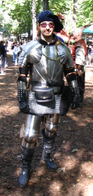 I managed to drag the plate armor out to faire again. This time I was sportingthe brand new chainmail skirt I completed during the weekbefore this. 