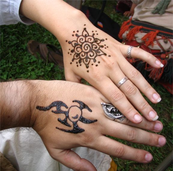 While at Pennsic, we took a henna class. Here's what we did!Henna is a method and material for making temporary tattoos. It'san age-old technique of using a natural dye that wears off over days or weeks.We have <A href="/photos/2006/pennsic/">many pictures</A> of our Pennsic trip.